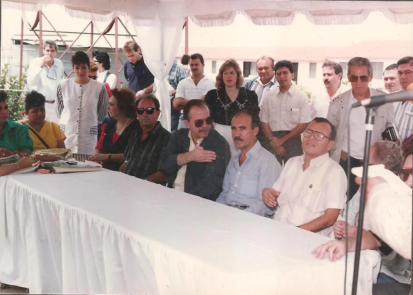 Acto de entrega de viviendas con directivos y familias, años 90