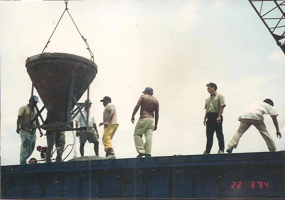 Colado de concreto con grúa en una obra de Concasa en Venezuela, marzo de 1994